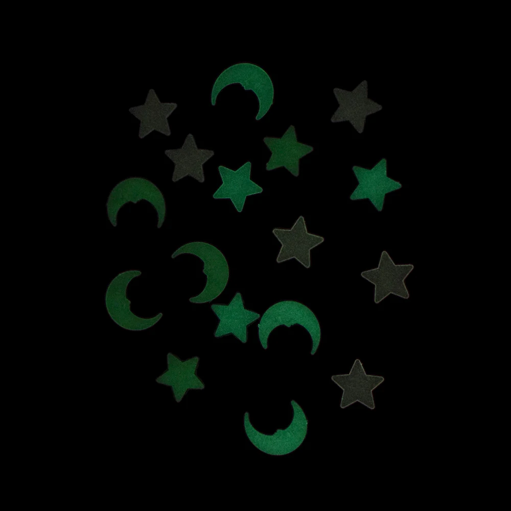 Звезды и луна аккумулирования энергии флуоресцентный светится в темноте