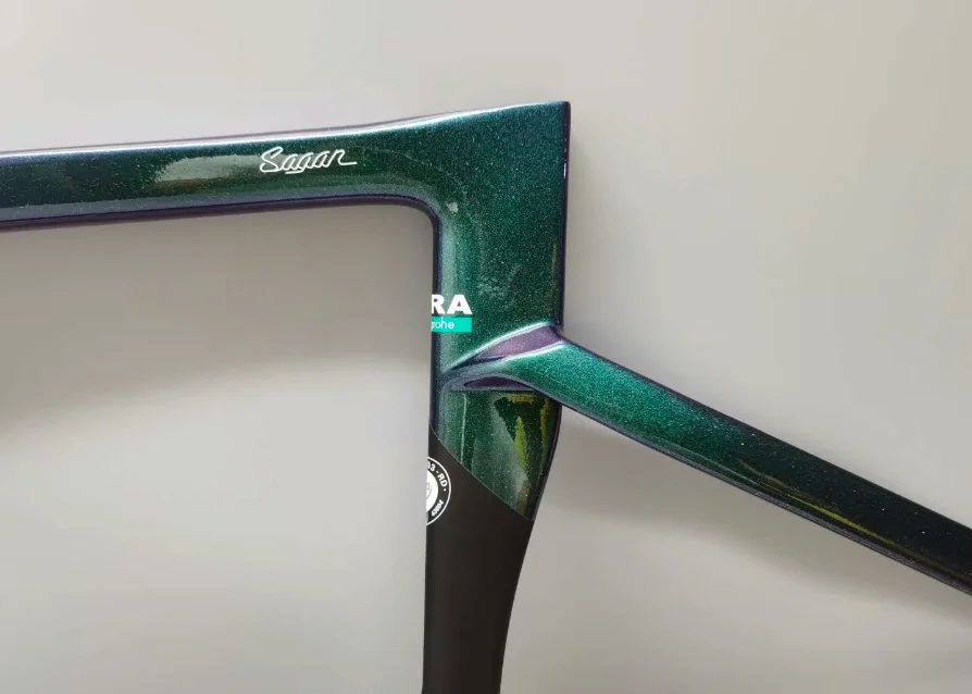 

2020 new Carbon disc brake road bike frame custom green and silver coated glossy or matte surface with Fit DI2 group Frame set