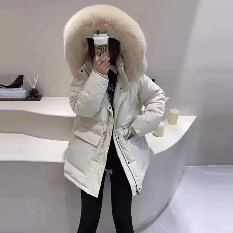 Женский пуховик средней длины с капюшоном и воротником из натурального меха |