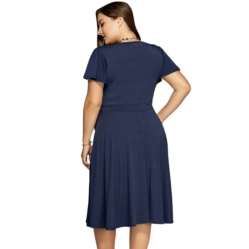 Женское летнее платье темно-синего цвета с v-образным вырезом короткими рукавами