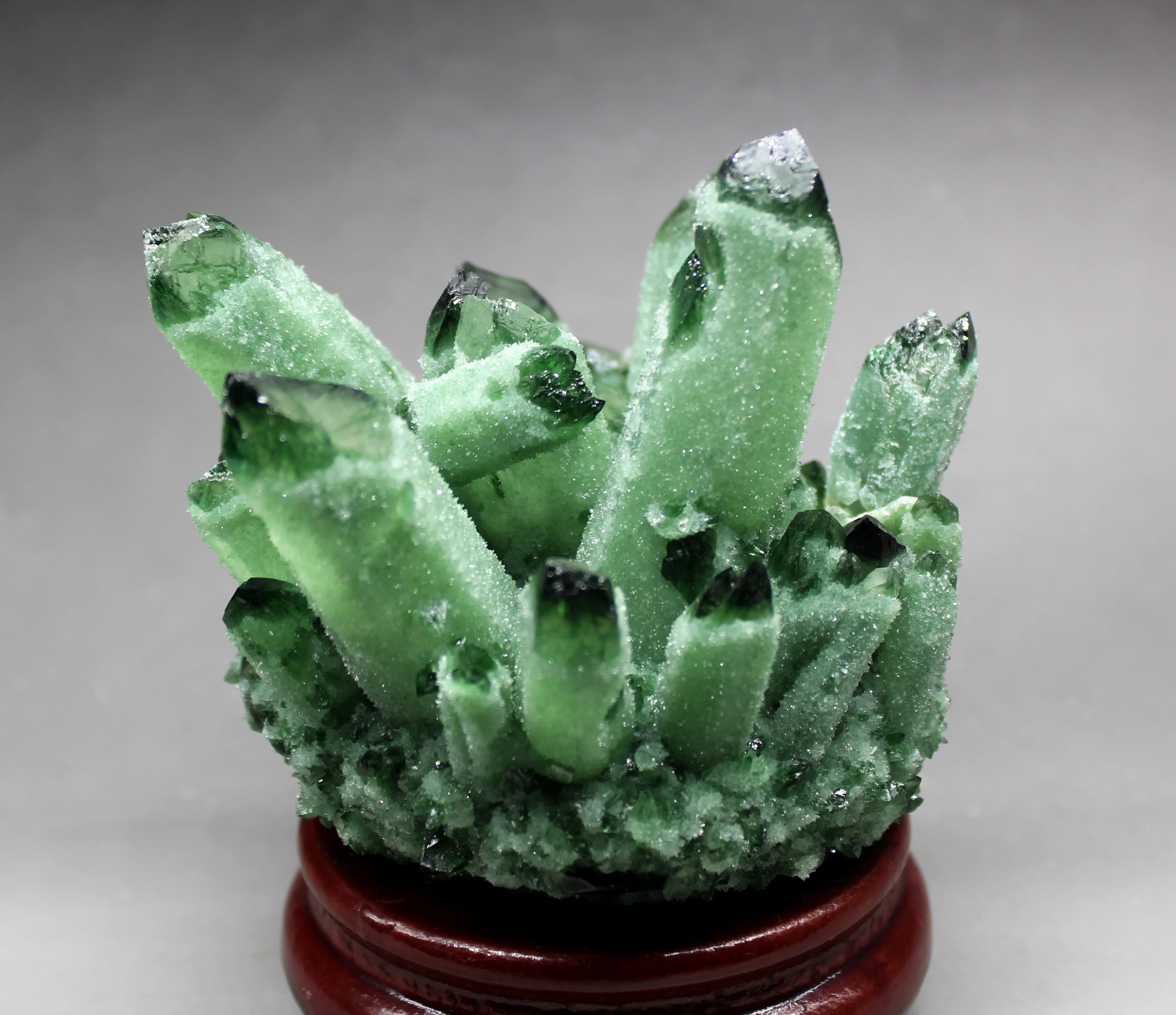 693 г натуральный зеленый Ghost Phantom Quartz Кристалл кластер кристаллы и камни лечебные