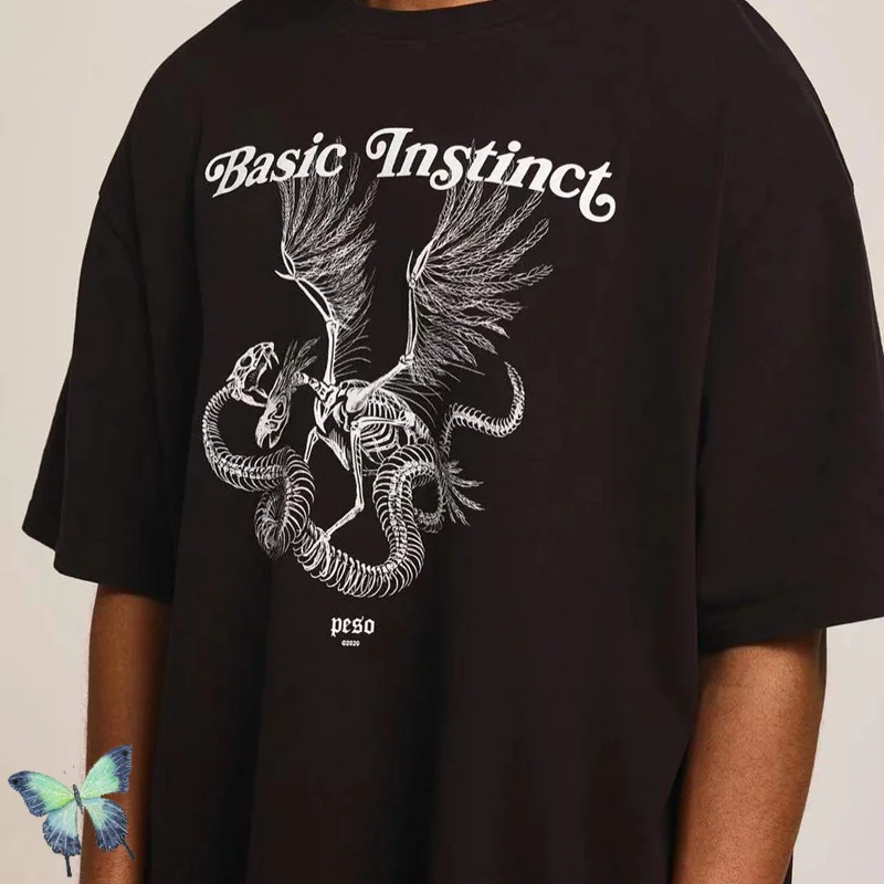 

Футболка с принтом летающего дракона и скелета