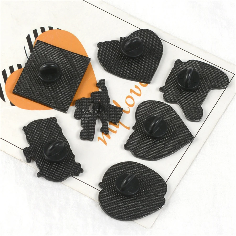 Белый Кот аниме значки Броши для женщин милые эмали штырь Жетоны на походный