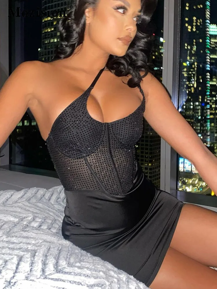 

Женское атласное мини-платье с открытыми плечами и открытой спиной