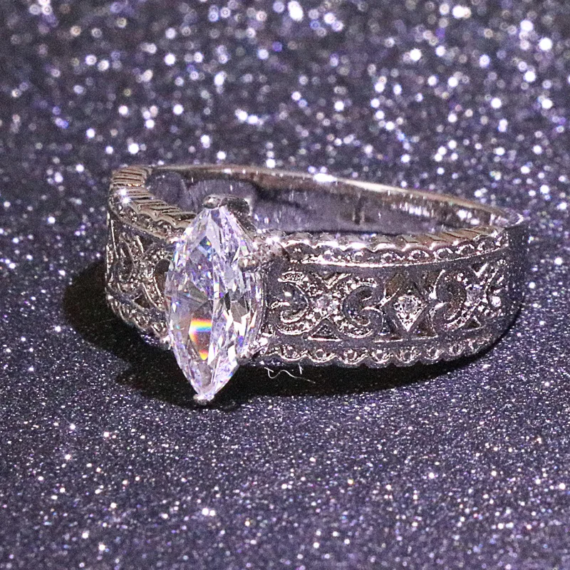 Женское Винтажное кольцо с фианитом 18 К | Украшения и аксессуары