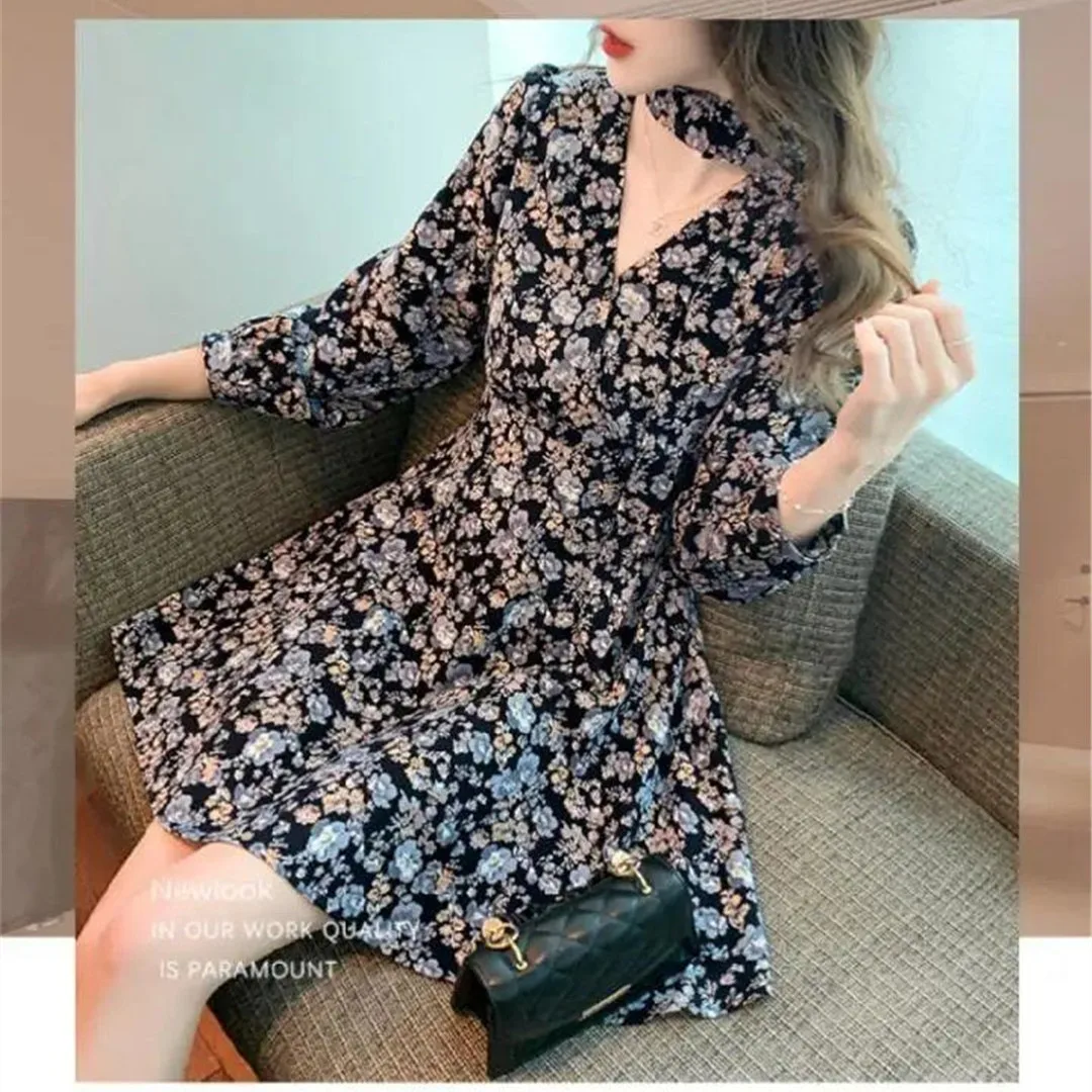 

Thin temperament v-neck chiffon dress female spring and autumn new French retro Hepburn style black floral skirt waist