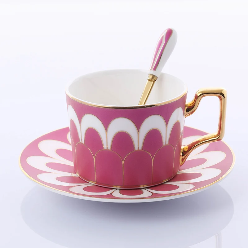 

Nordic Creative Coffee Cup Ceramic Luxury Gold Rim Cute Gift Mugs Bone China Sea Mug Saucer Xicara Turkish Coffee Cups AC50CU