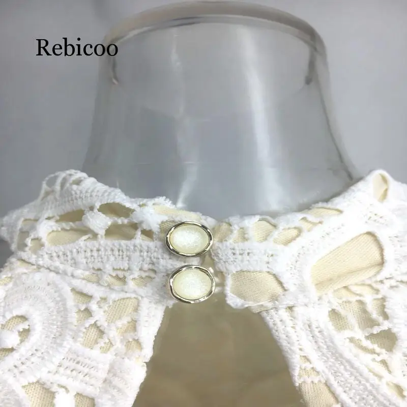 Женское кружевное платье без рукавов белое ажурное облегающее с цветочным