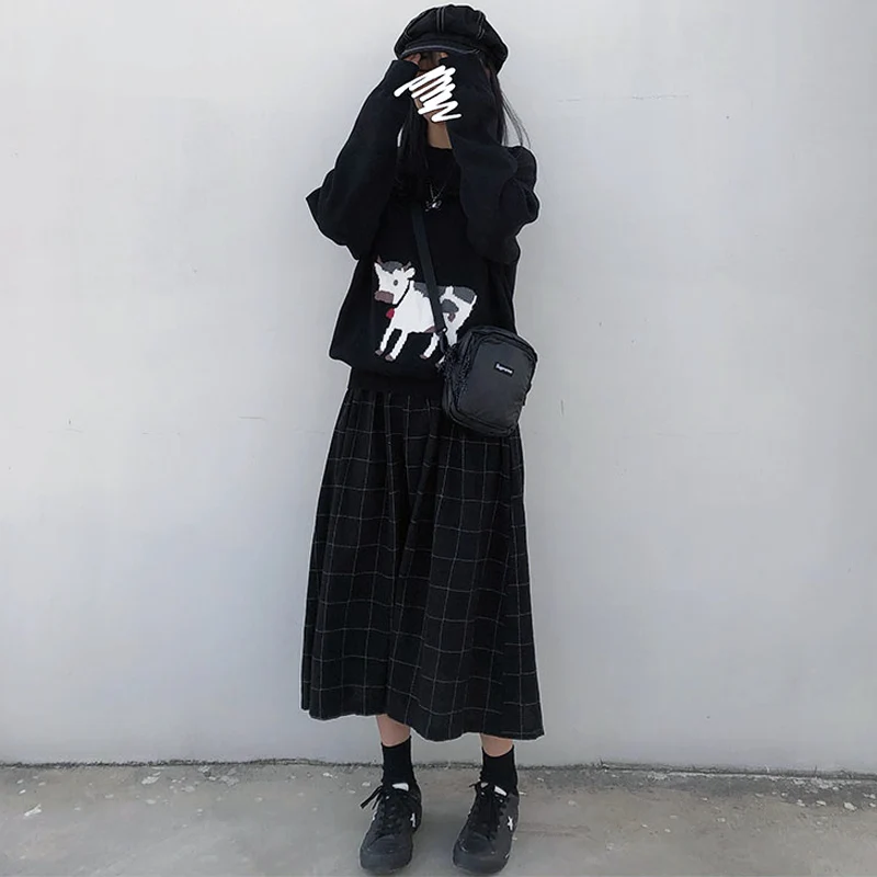 Свитер женский осенний с вышивкой в виде коровы круглым вырезом и длинным