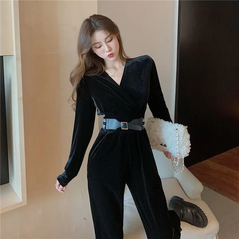 Женский бархатный комбинезон с V-образным вырезом и высокой талией