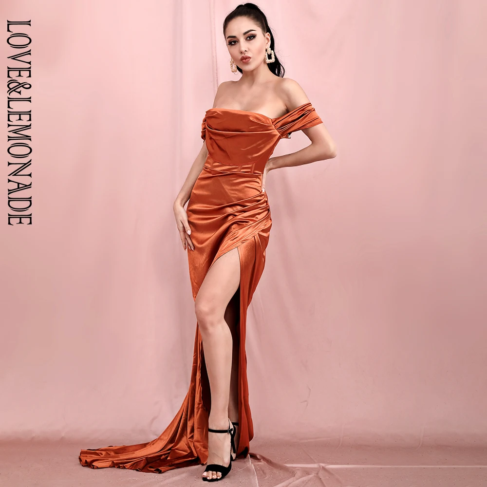 Женское платье макси LOVE & LEMONADE оранжевое с открытыми плечами и разрезом модель