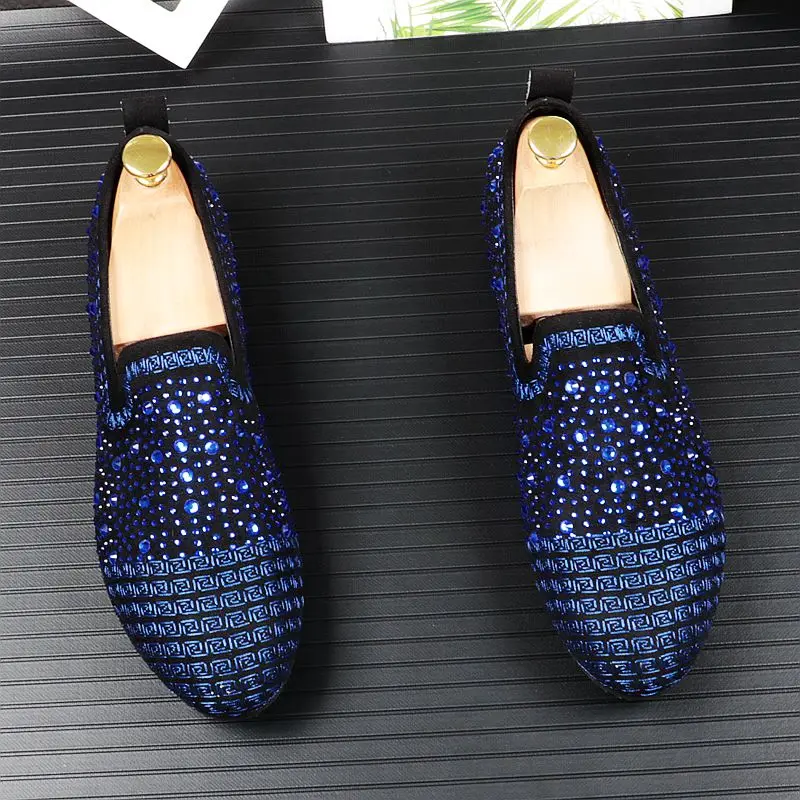 Новинка 2020 роскошные мужские туфли Стразы с острым носком на плоской подошве