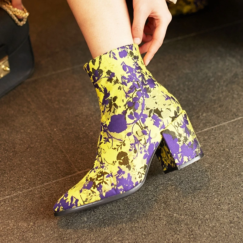 Высококачественные женские ботинки из флока Разноцветные ботильоны с вышивкой