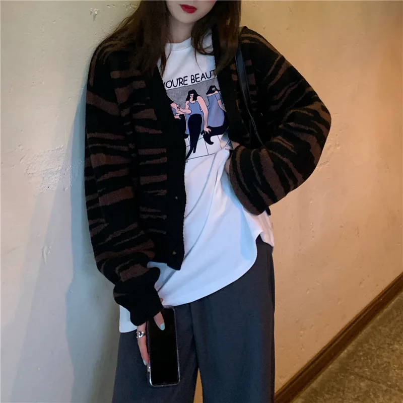 

Autumn and winter new loose V-neck knitted cardigan women Sen line lazy wind outside wearing spot striped sweater coat trend