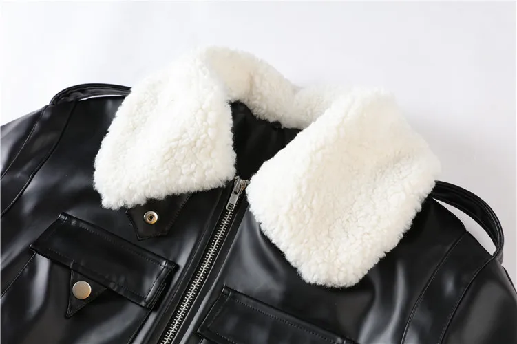 Короткая кожаная куртка с отворотом из меха ягненка укороченный топ на молнии