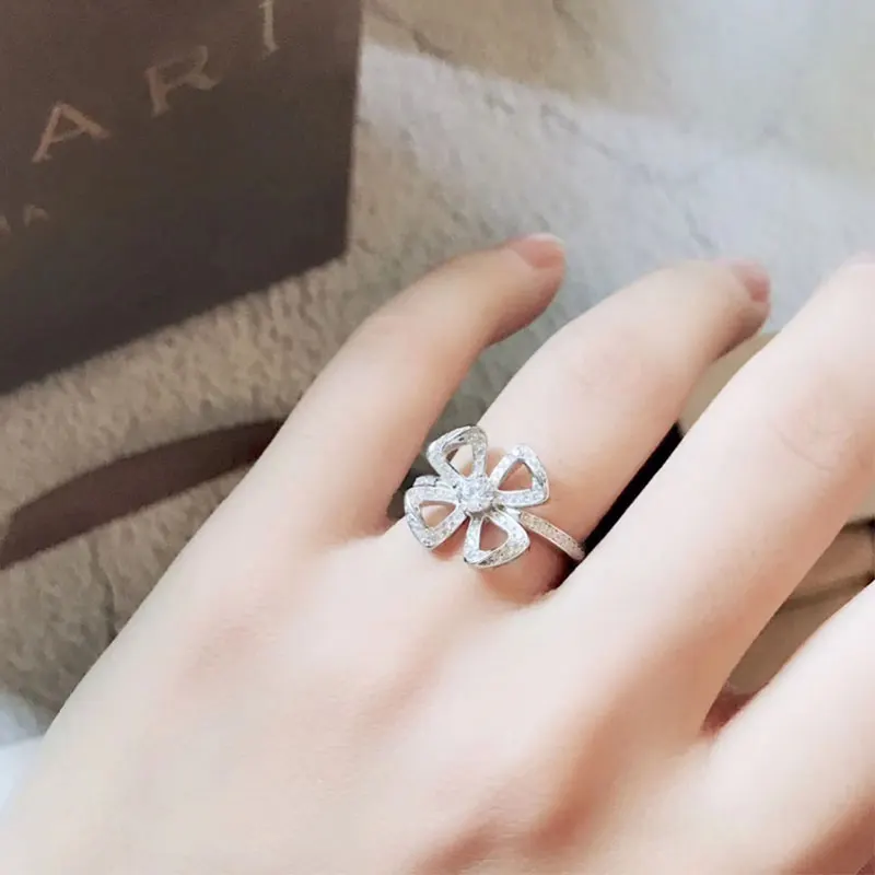

Hot Sale 1:1 LOGO Classic Rome Sparkling Hollow Four Petal Flower BVL Ring Ladies Luxury Jewelry Fashion Brand Birthday Gift