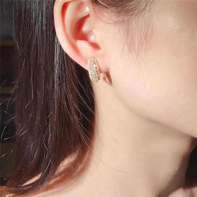 18K gold natural diamond earrings are fashionable and luxurious for all women |