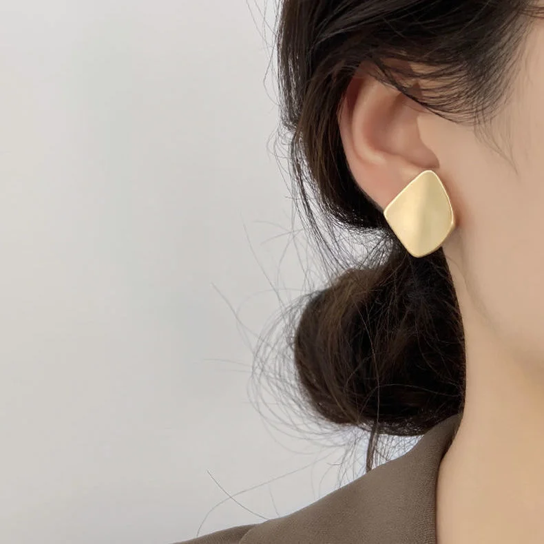 

Vintage Hong Kong Style Earrings women's high-quality Earrings 2020 new fashion European and American exaggerated Earrings cold