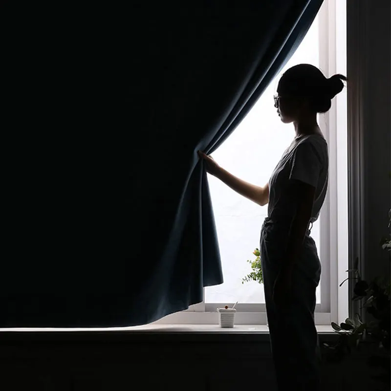 Затемняющие оконные шторы на липучке легко устанавливаемые с защитой от УФ