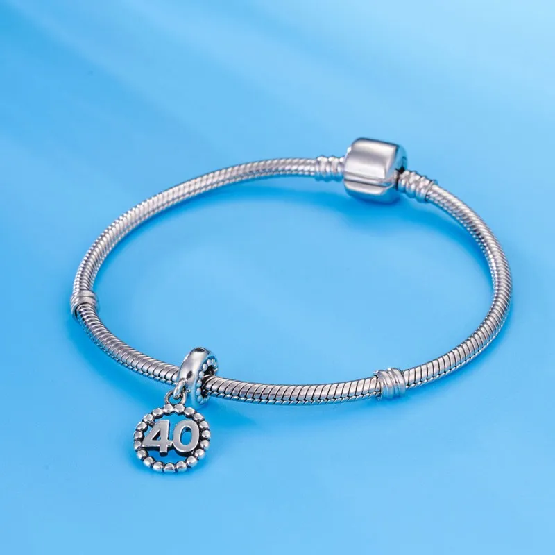 Очаровательная подвеска с цифрами на браслете серебристого цвета | Украшения и