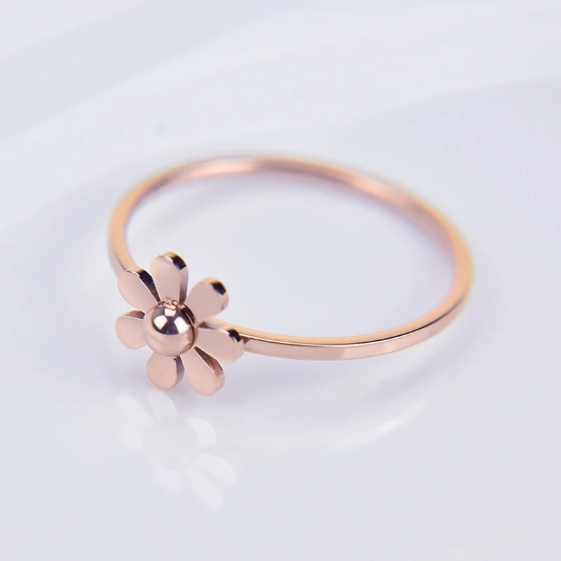 

Женское кольцо из титановой стали с цветком