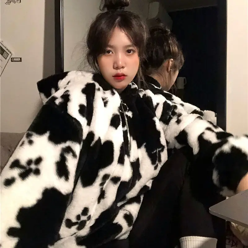 Женское зимнее пальто с капюшоном рисунком коровы | Женская одежда