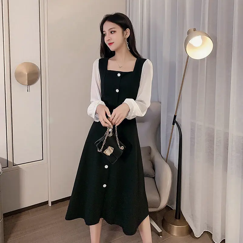 

Hepburn style salt and sweet square neck dress female gentle style French slim waist temperament 2021 early spring new