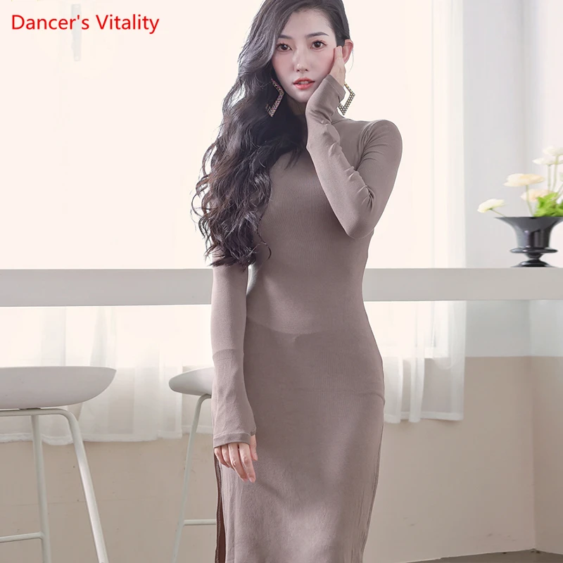 Женский наряд для танца живота - зимнее платье с длинными рукавами.