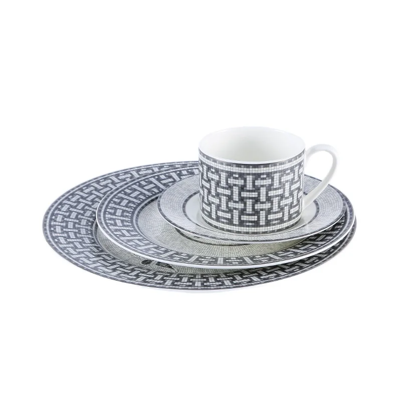 Набор керамических тарелок в европейском стиле из костяного фарфора серые