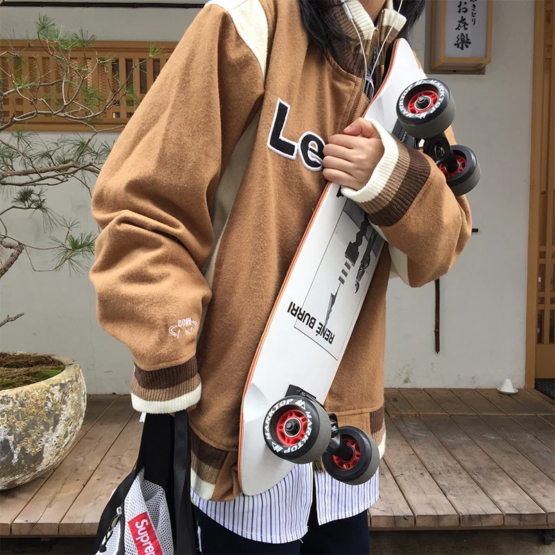 Бейсбольная куртка с вышивкой кожаная винтажная приталенная флисовая для