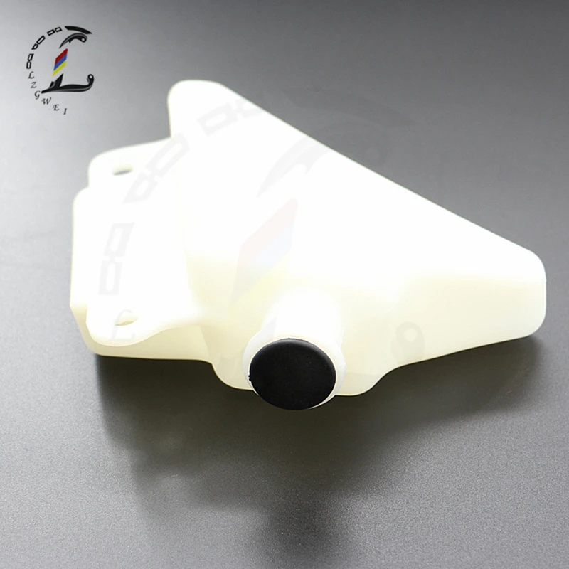 Мотоцикл после рынка охлаждающей жидкости над потоком бутылки перелива