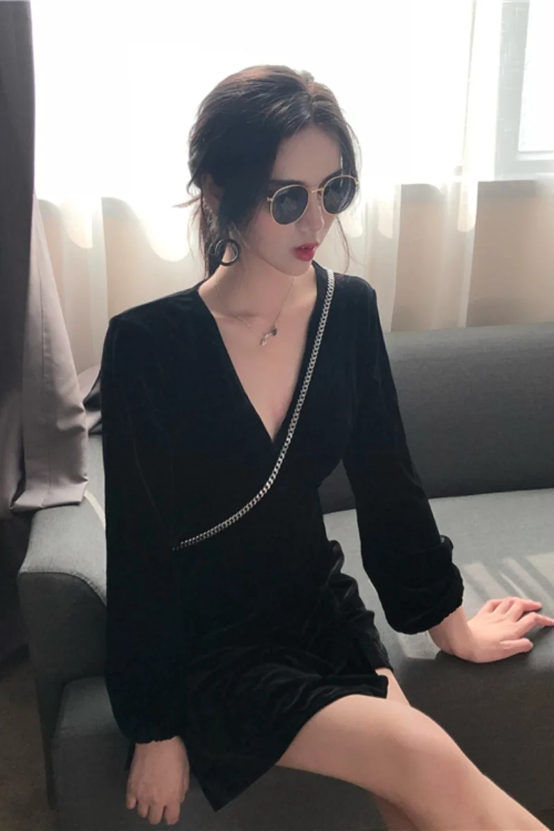 

2020 new women's clothes spring and autumn French retro court style V-neck pleated bubble sleeve pleated skirt