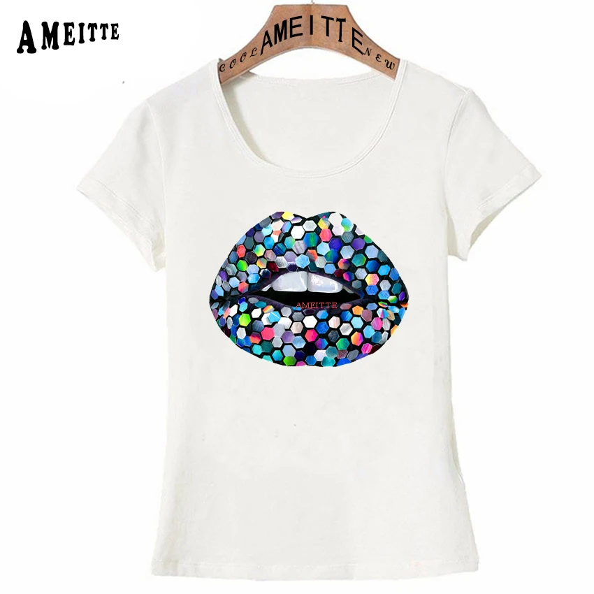 Летняя женская футболка с принтом в виде губ и радужных блесток коротким рукавом