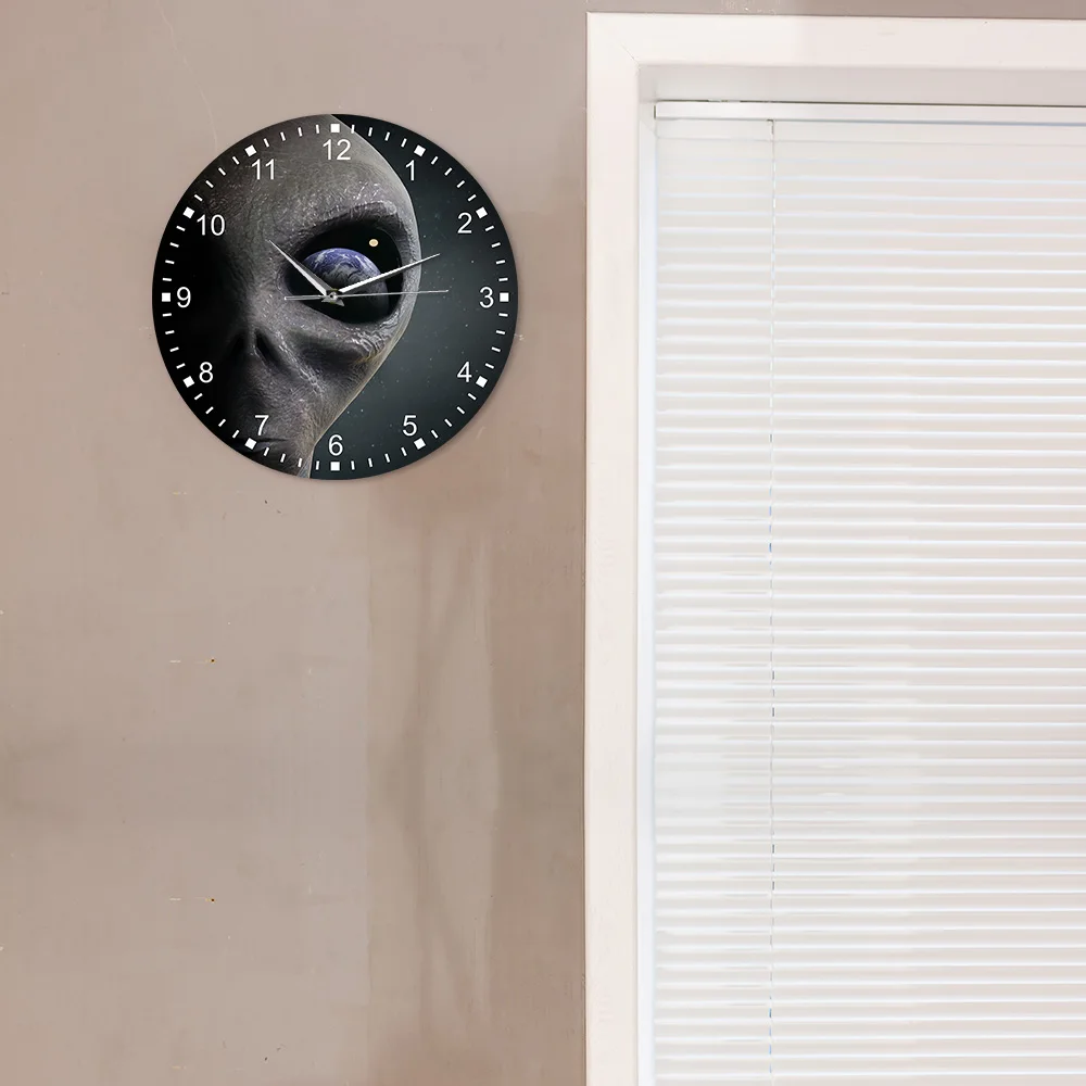 Extraterrestrial Alien Looking At Earth Printed Round Wall Clock Space Planet Acrylic Slient Watch Saucerman Hanghing Time | Дом и сад
