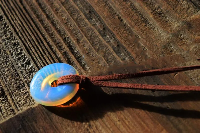 Ожерелье с круглым камнем Opalite ожерелье имитацией лунного камня диск в виде