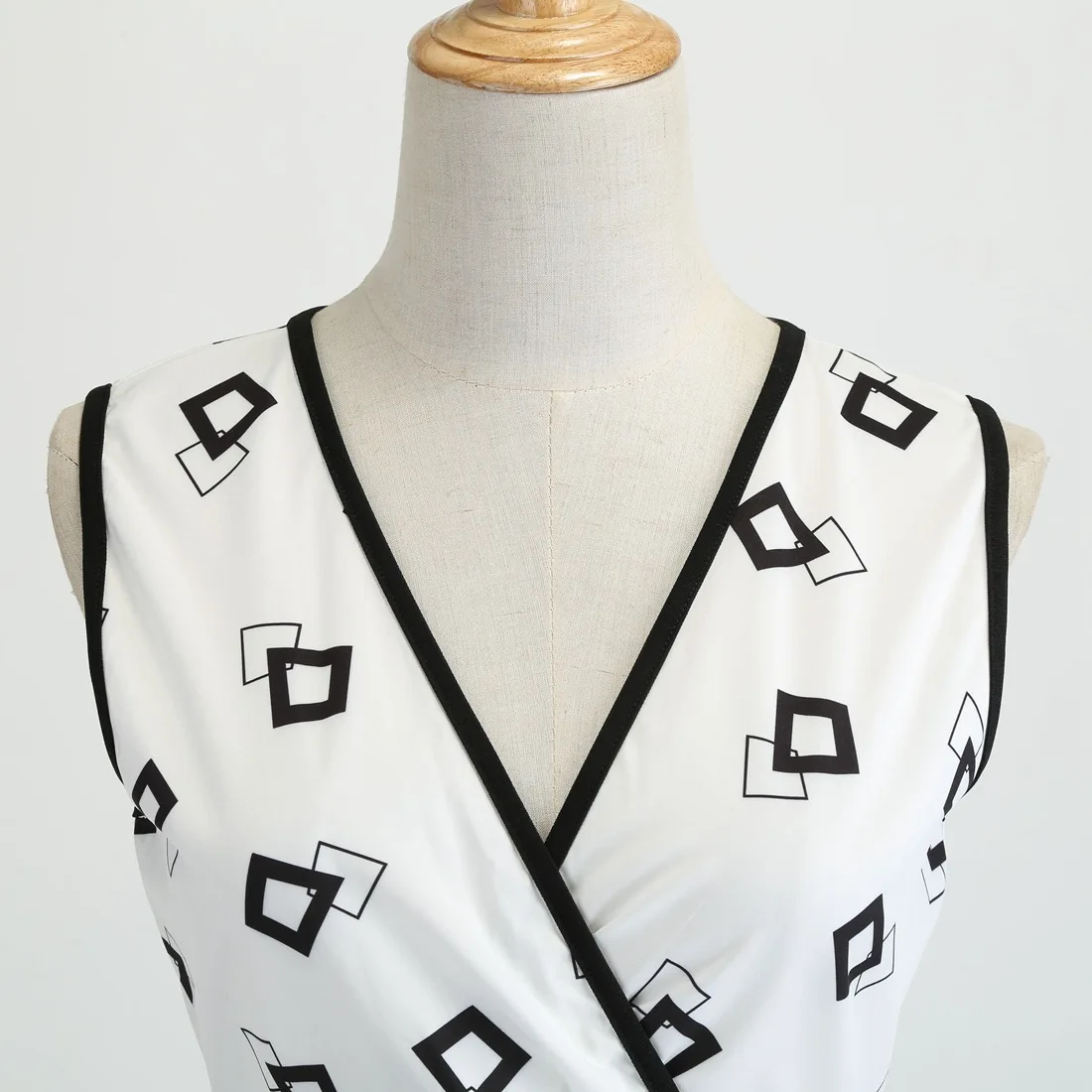 Женское платье в горошек белое стиле ретро с V-образным вырезом без рукавов Одри