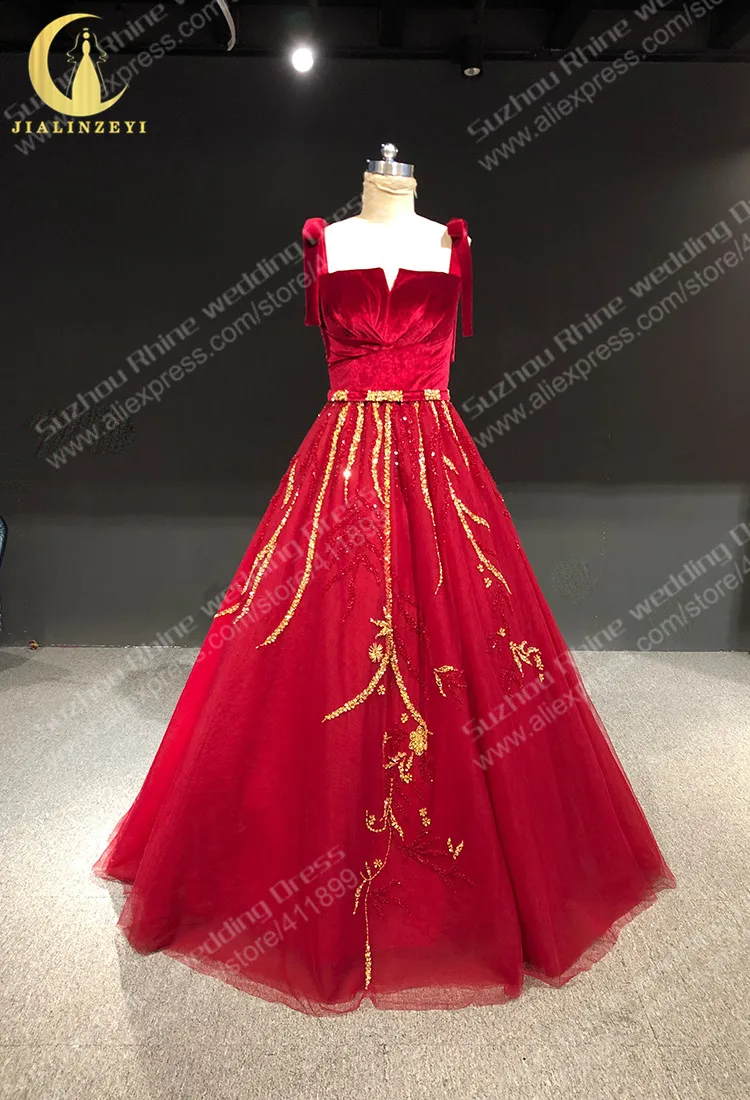 Платье женское вечернее ТРАПЕЦИЕВИДНОЕ из красного бархата с золотыми бусинами |