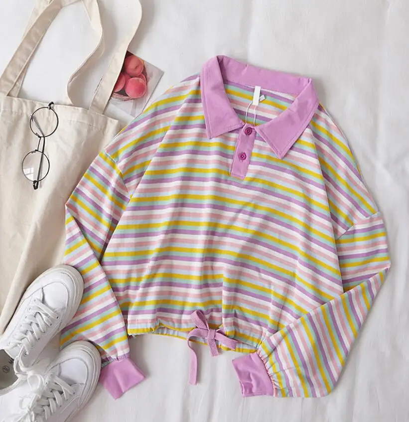 Осенний короткий свитшот в радужную полоску с отложным воротником и шнуровкой |