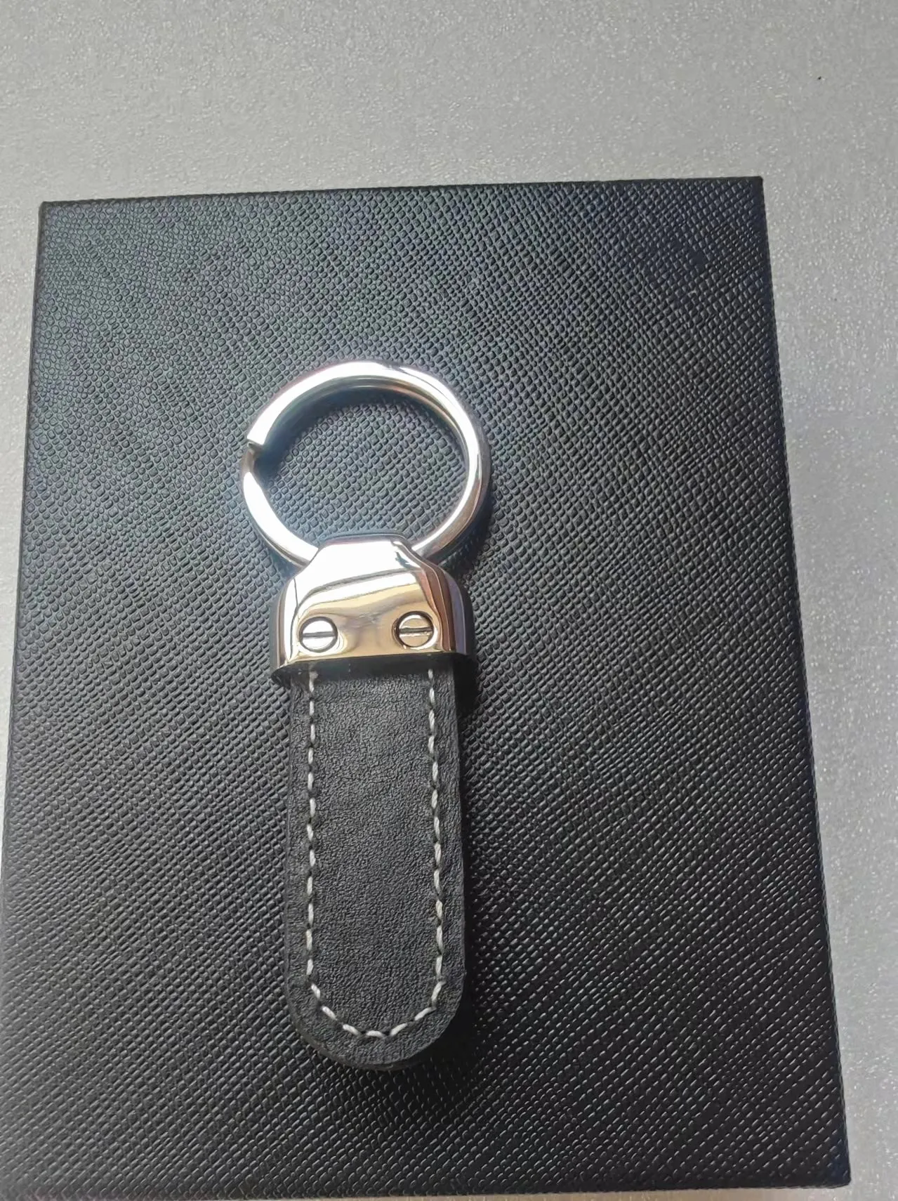 

Stylish And Simple Men's Key Chain