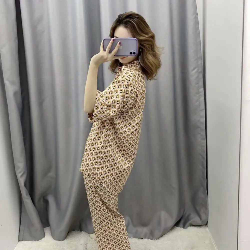 Женский костюм из двух предметов летняя блузка с геометрическим принтом и брюки