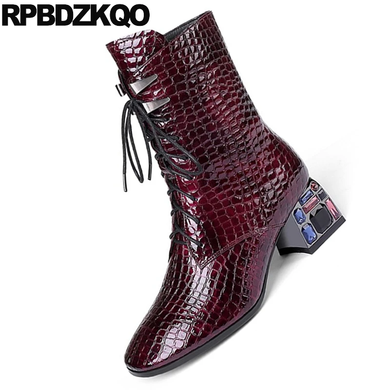 Женские ботильоны со змеиным принтом винно красные ботинки на шнуровке стразами
