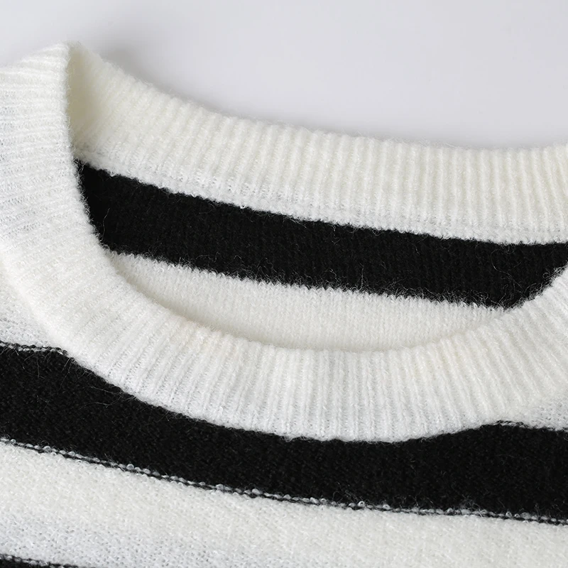 Женский свитер-пуловер XIKOI в полоску Корейском стиле черно-белый | Женская одежда