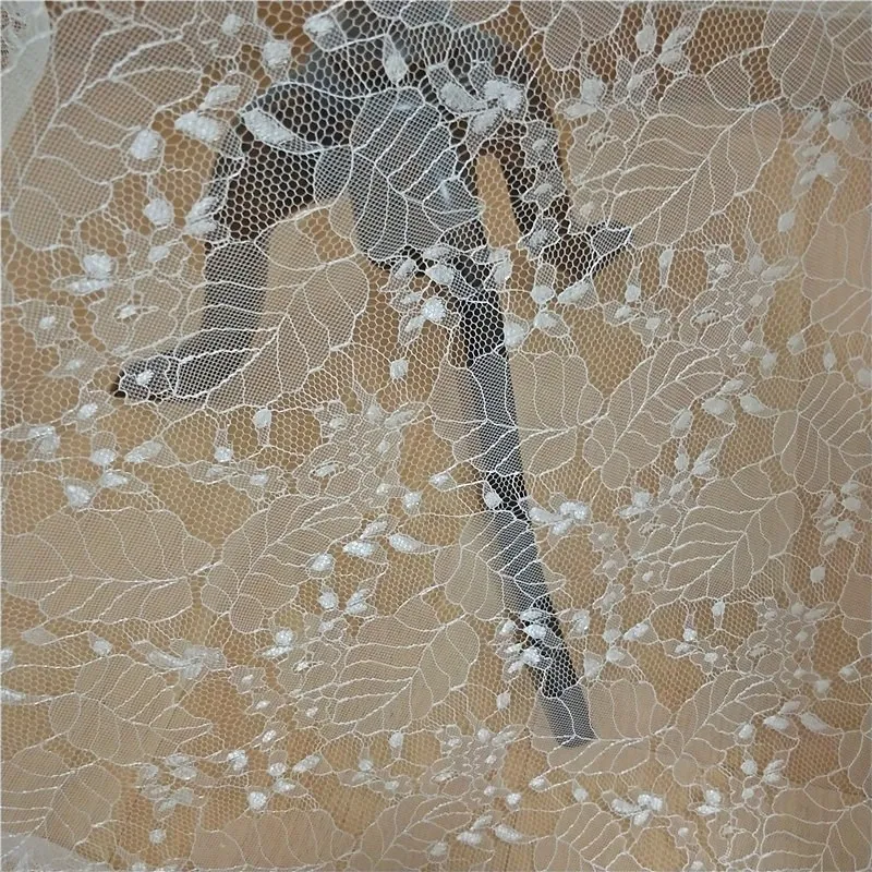 Кружевная ткань для свадебного платья с аппликацией в виде листьев 1 метр - купить