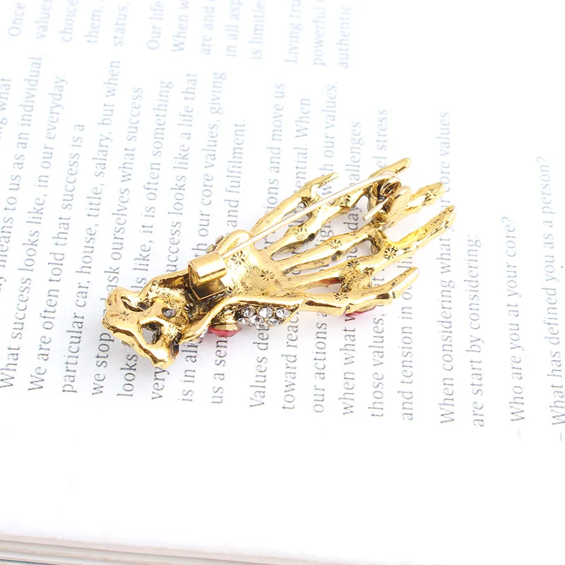 

Pomlee 2021 New Arrival Skull Hand Brooch Unisex Punk Pin Antil Gold Red Rhinestone Brooch Gift Clip Accessories Whosales