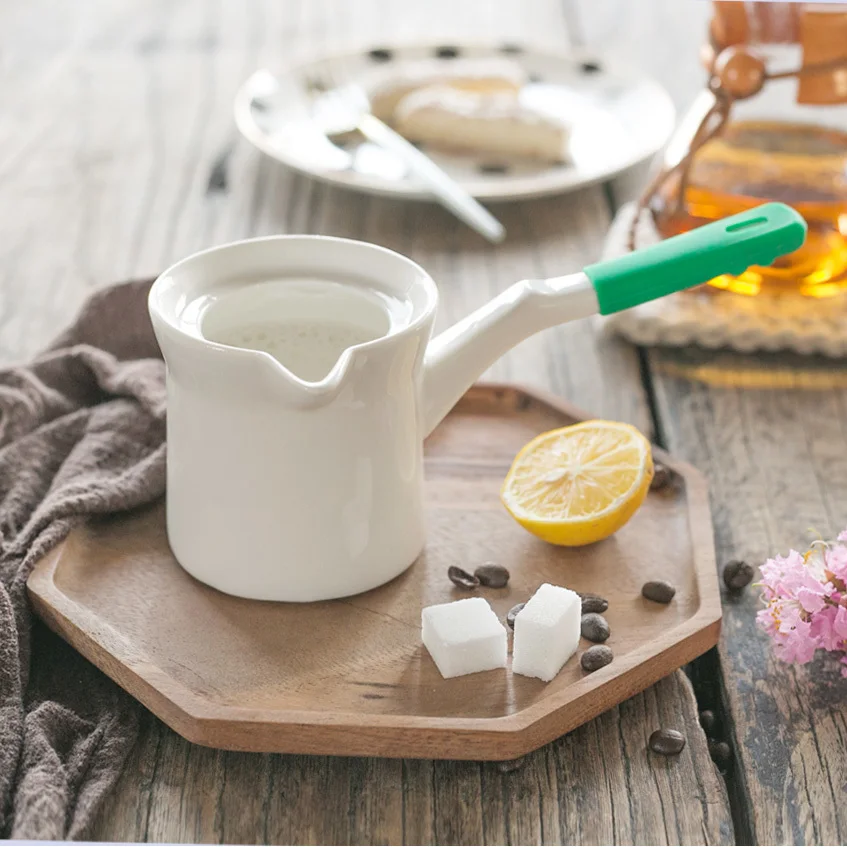 Турецкая керамика молочный чайник мокко варит пламя нагревается кофе капельный