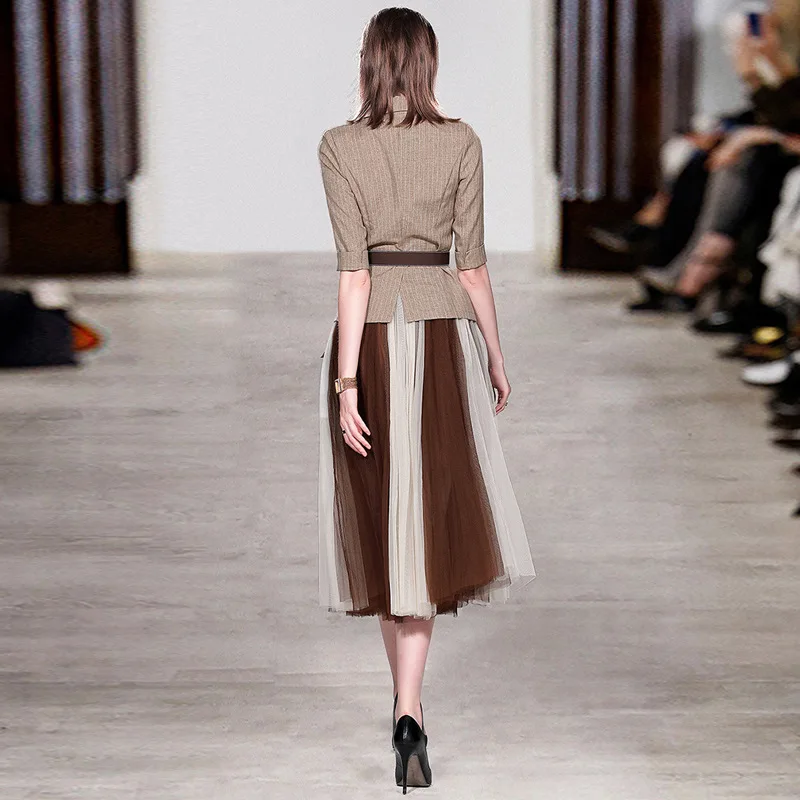 Подиумные модные весенние женские двубортные блейзеры цвета хаки в полоску с