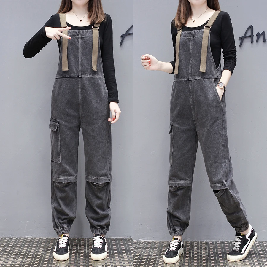 Женский джинсовый комбинезон на бретелях темно серый с дырками брюки карандаш