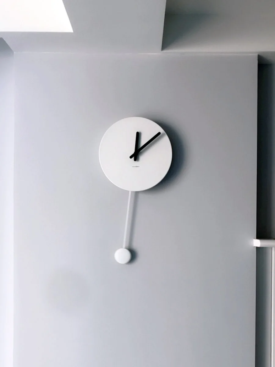 

Minimalist White Wall Clock Nordic Modern Design Wooden Art Wall Clock Pendulum Unique Reloj De Pared Home Decoration EI50WC