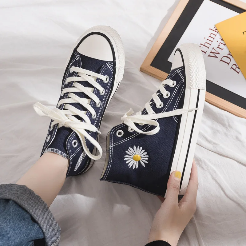 

2020 Spring New Stylish Women Shoes Daisy Embroidery Fashion Trends Girl Sneakers Cloth Shoes Flower Yellow High Lace All Match