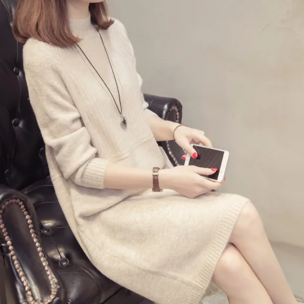 Женское трикотажное платье свитер с высоким воротником и длинным